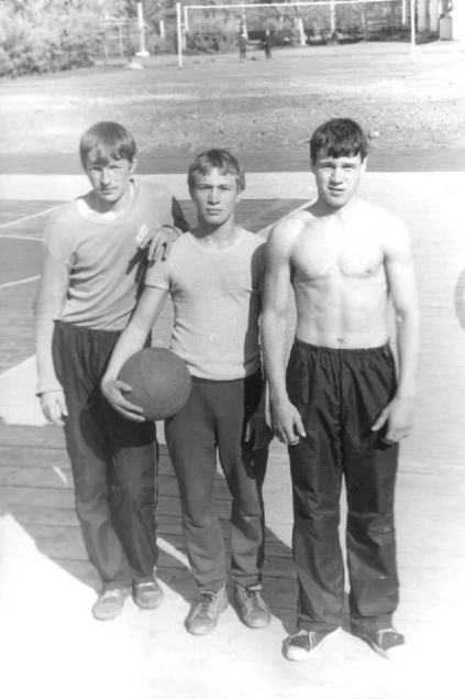 Рисунок 1. Серёжа (справа) с детства был спортивным мальчиком