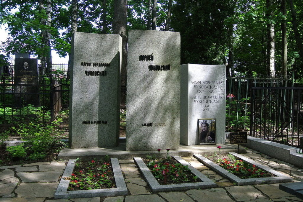Надгробный памятник на могиле русского поэта Корнея Чуковского на Переделкинском кладбище отреставрируют