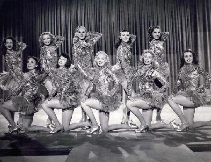 Кадр из мюзикла «Хористки» (1948). Мэрилин Монро в центре нижнего ряда