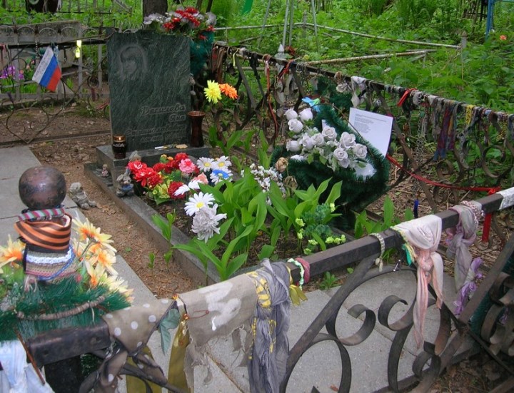 Могила Янки Дягилевой на Заельцовском кладбище в Новосибирске