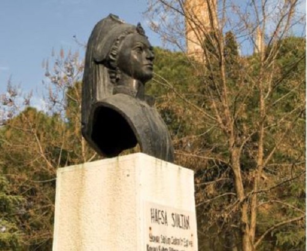 Памятник Хафсе в Манисе