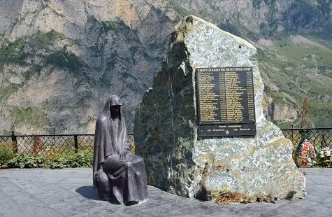 Памятник «Скорбящая мать» на месте гибели съемочной группы «Связного»