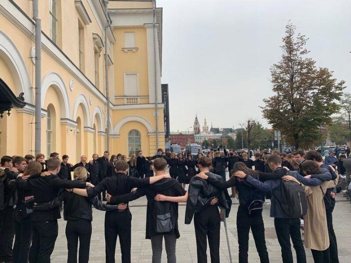 Студенты и коллеги Б. Клюева в день похорон почтили его память под стенами Малого театра