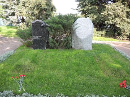 Могила писателя (справа). В 1992 г. рядом с ним похоронили его жену